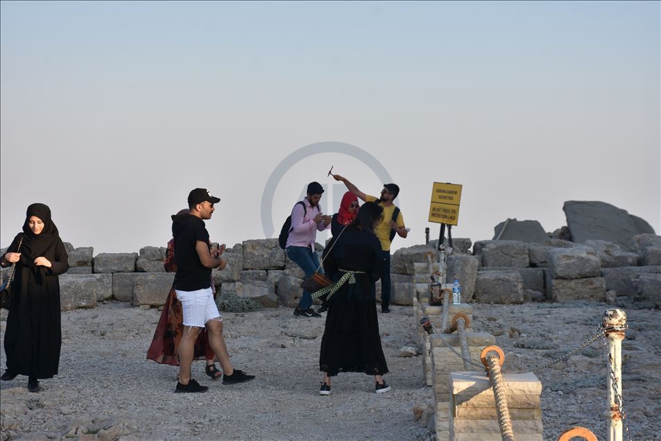 Nemrut, eşsiz manzarasıyla ziyaretçilerini büyülüyor