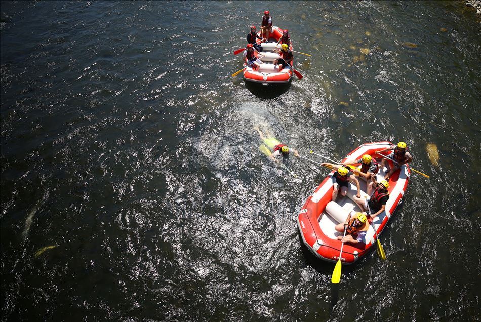 Maceraseverler bayram tatilinin tadını Melen Çayı'nda rafting yaparak çıkardı
