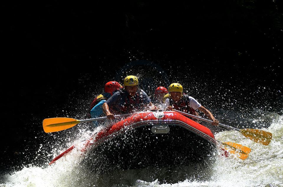 Maceraseverler bayram tatilinin tadını Melen Çayı'nda rafting yaparak çıkardı