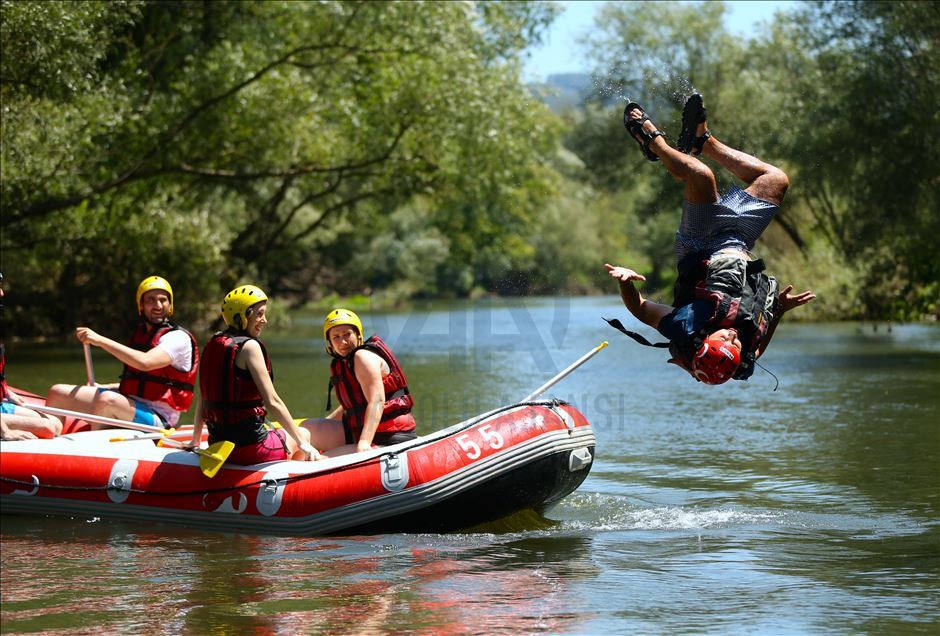 Maceraseverler bayram tatilinin tadını Melen Çayı'nda rafting yaparak çıkardı