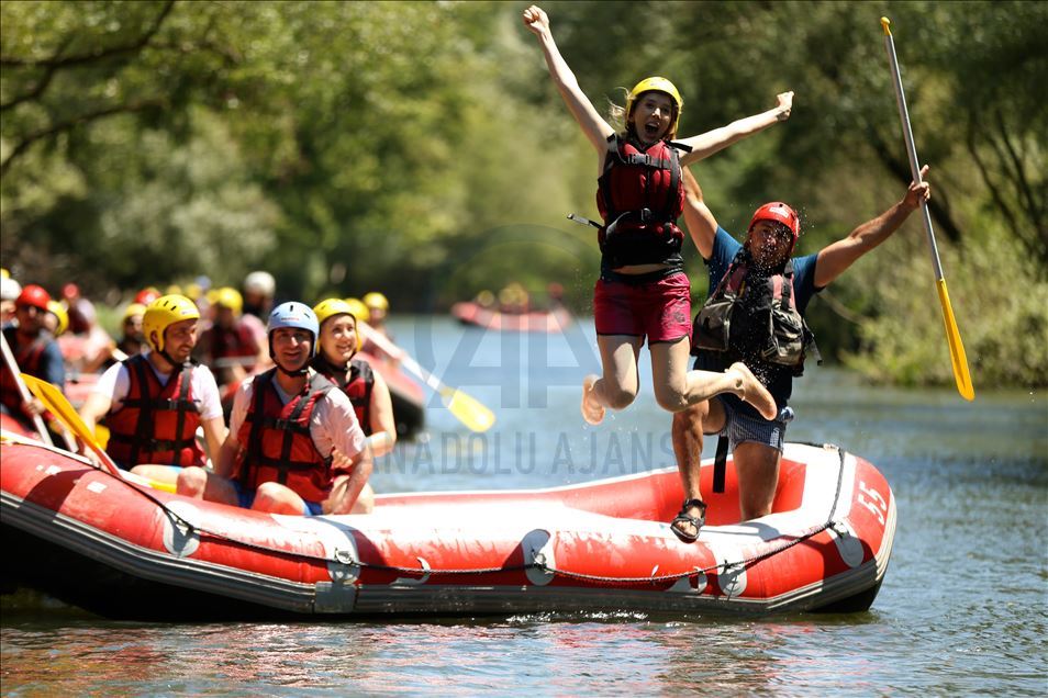 Maceraseverler bayram tatilinin tadını Melen Çayı'nda rafting yaparak çıkardı