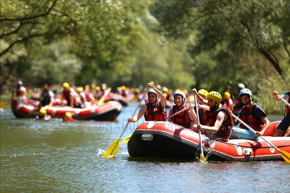 Maceraseverler bayram tatilinin tadını Melen Çayı'nda rafting yaparak çıkardı
