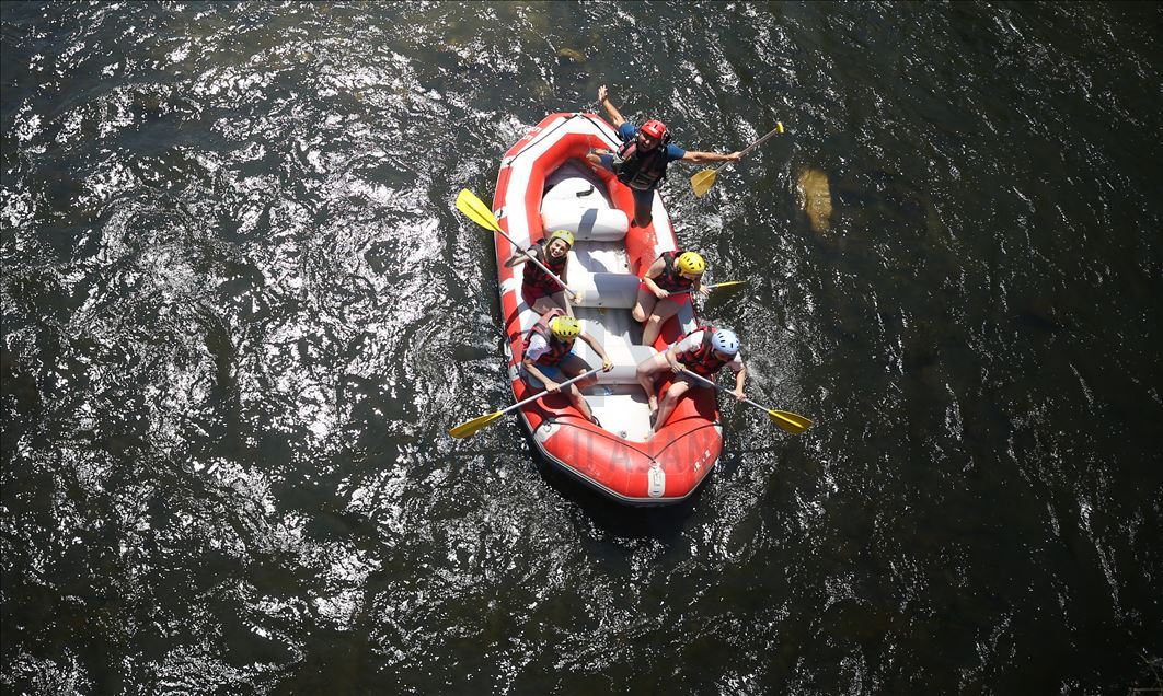 Maceraseverler bayram tatilinin tadını Melen Çayı'nda rafting yaparak çıkardı