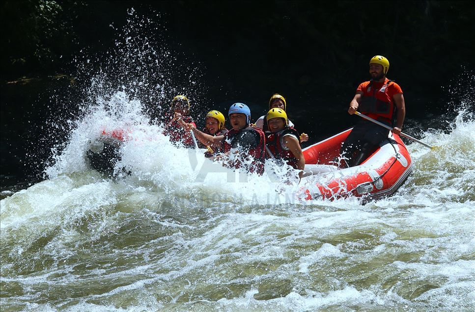 Maceraseverler bayram tatilinin tadını Melen Çayı'nda rafting yaparak çıkardı