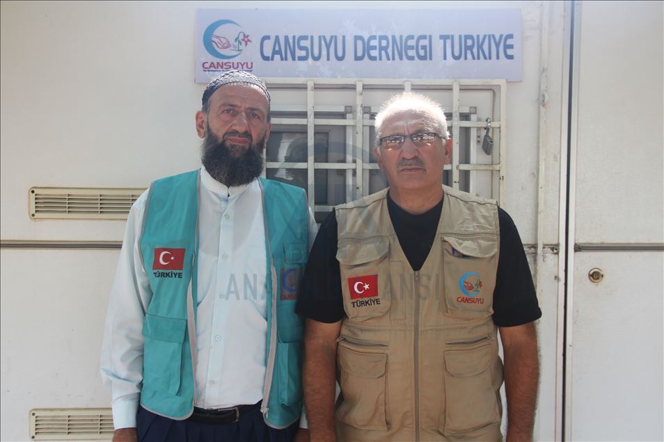 Türkiye kurban yardımıyla Mali'deki ihtiyaç sahiplerinin yüzünü güldürdü. Cansuyu Mali Sorumlusu Yaşar Gürtoklu (sağda) açıklama yaptı. 