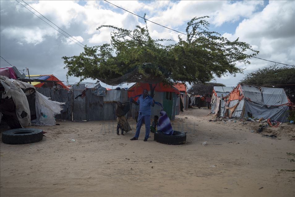 Mogadişu'daki göçmen kamplarında günlük hayat