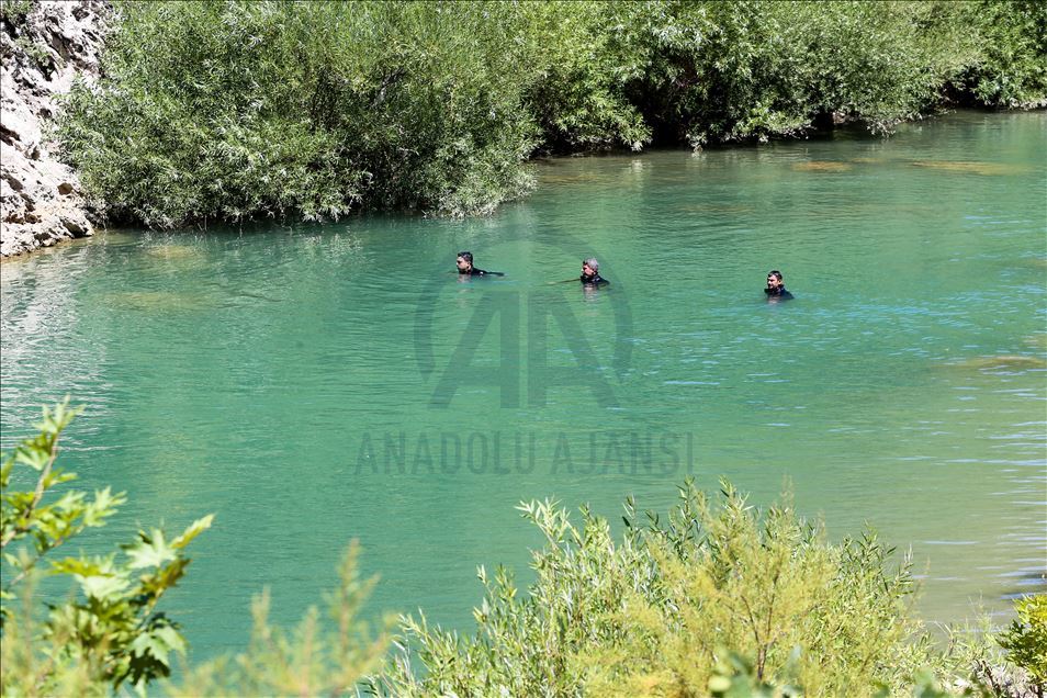 Kaybolan 4 yaşındaki Miraç'ın bulunması için çalışmalar hem karada hem de Dicle Nehri'nde sürüyor