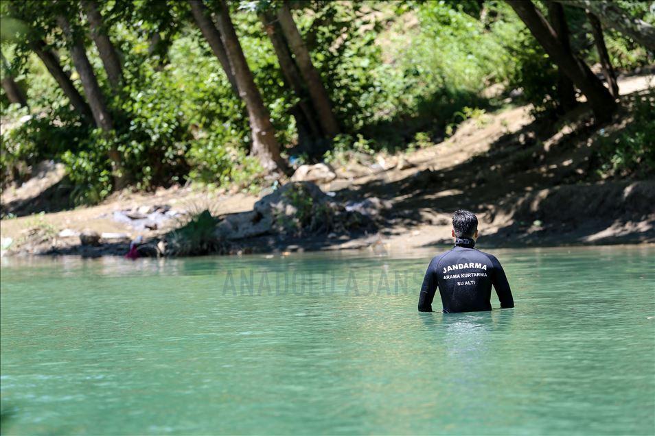 Kaybolan 4 yaşındaki Miraç'ın bulunması için çalışmalar hem karada hem de Dicle Nehri'nde sürüyor