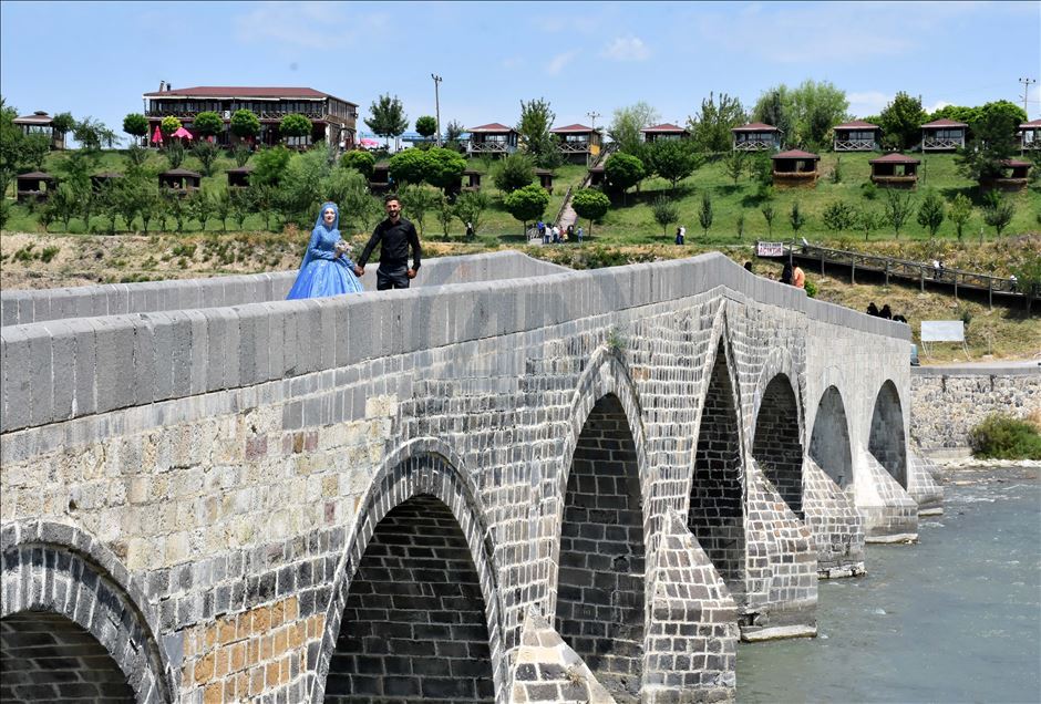 Muş'un tarihi Murat Köprüsü'nde Kurban Bayramı yoğunluğu