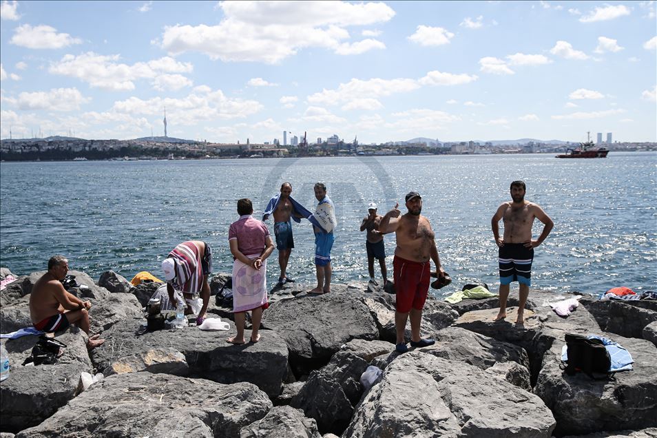 İstanbullular, bayramın son gününü Sarayburnu sahilinde değerlendiriyor