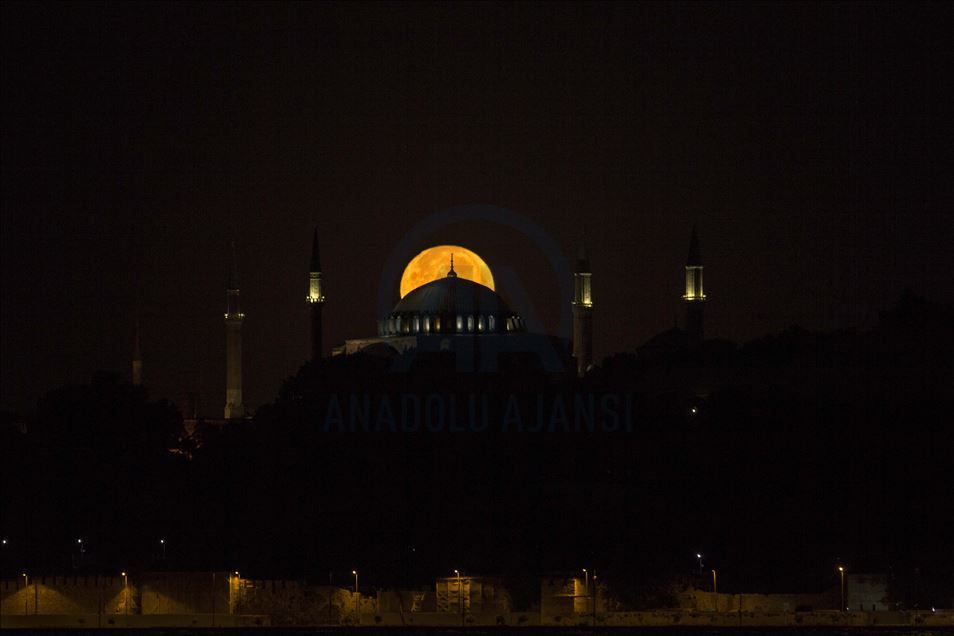 Magjepsëse, Hëna e Plotë mbi Ajasofjan