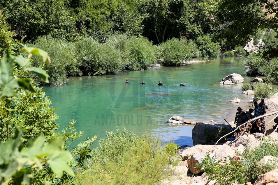 Kaybolan 4 yaşındaki Miraç'ın bulunması için çalışmalar hem karada hem de Dicle Nehri'nde sürüyor