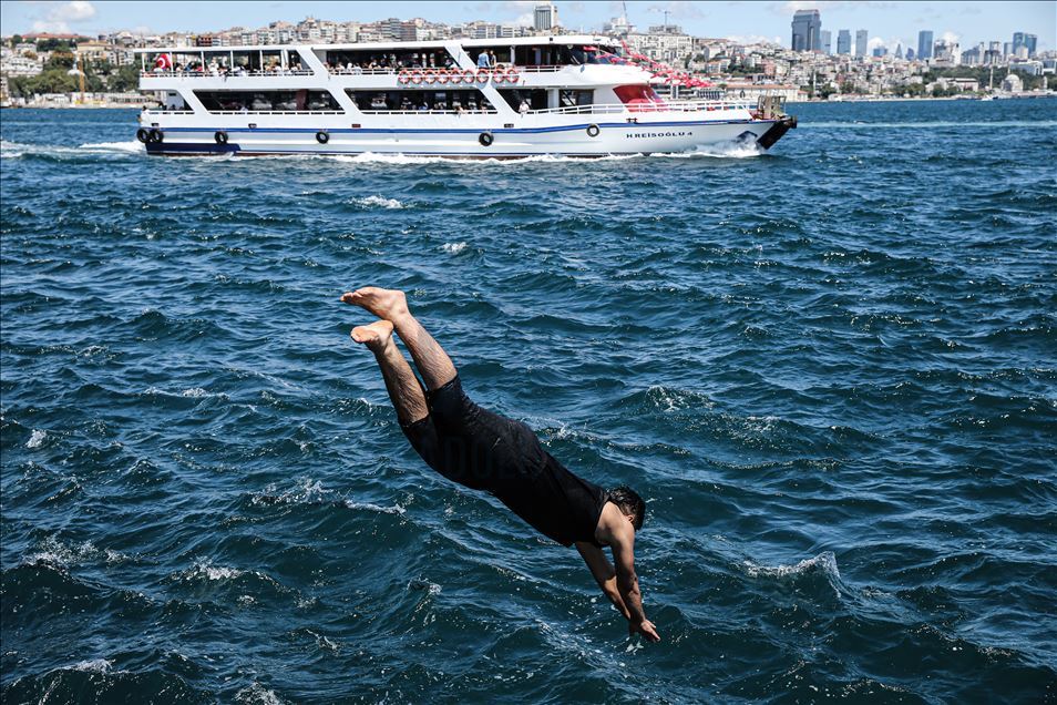 İstanbullular, bayramın son gününü Sarayburnu sahilinde değerlendiriyor