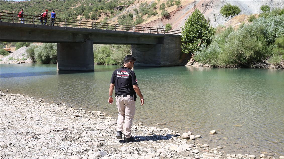 Kaybolan 4 yaşındaki Miraç'ın bulunması için çalışmalar Dicle Nehri kenarında sürüyor