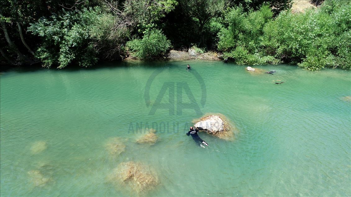 Kaybolan 4 yaşındaki Miraç'ın bulunması için çalışmalar hem karada hem de Dicle Nehri'nde sürüyor