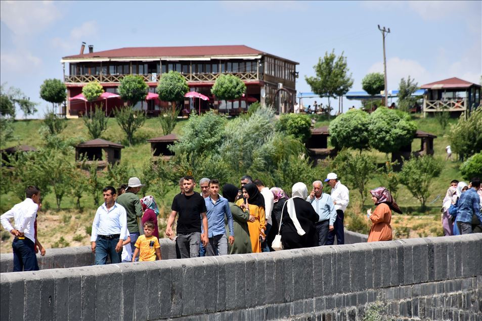 Muş'un tarihi Murat Köprüsü'nde Kurban Bayramı yoğunluğu