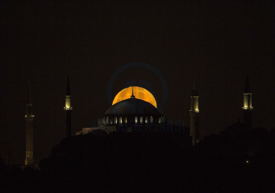 منظره زیبای ماه کامل در استانبول