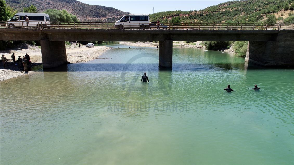 Kaybolan 4 yaşındaki Miraç'ın bulunması için çalışmalar hem karada hem de Dicle Nehri'nde sürüyor