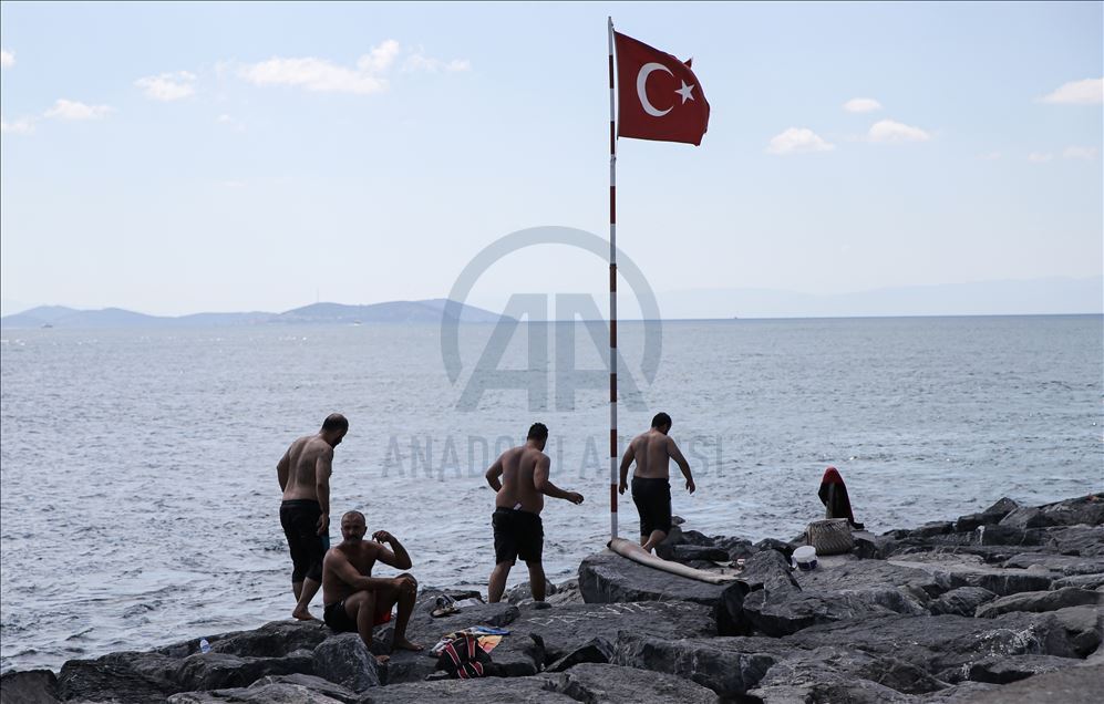 İstanbullular, bayramın son gününü Sarayburnu sahilinde değerlendiriyor