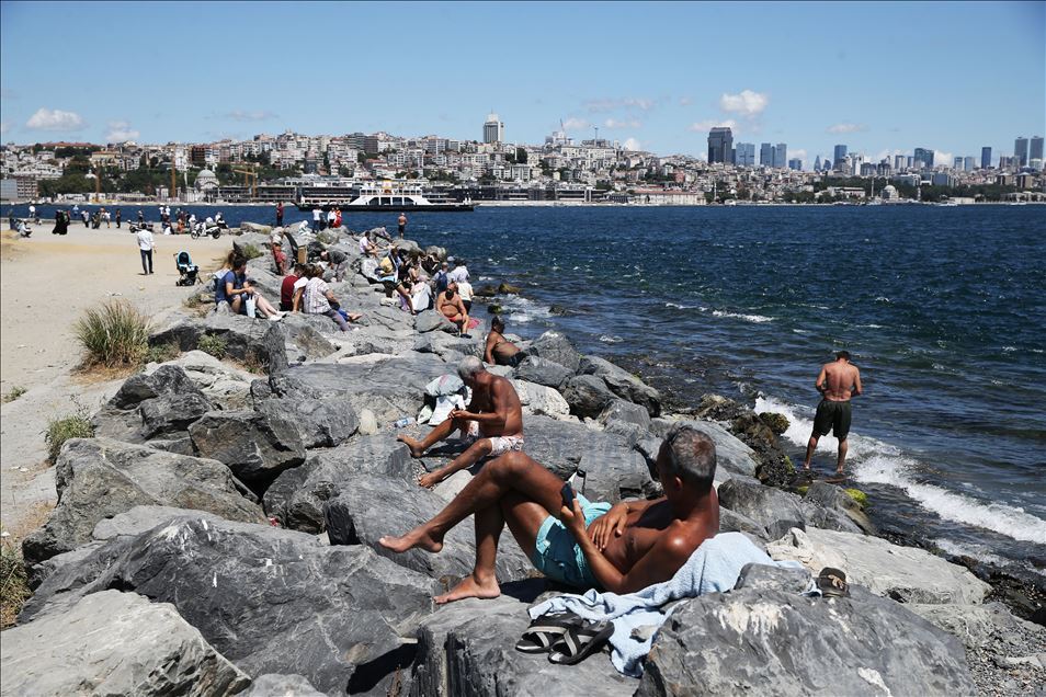 İstanbullular, bayramın son gününü Sarayburnu sahilinde değerlendiriyor