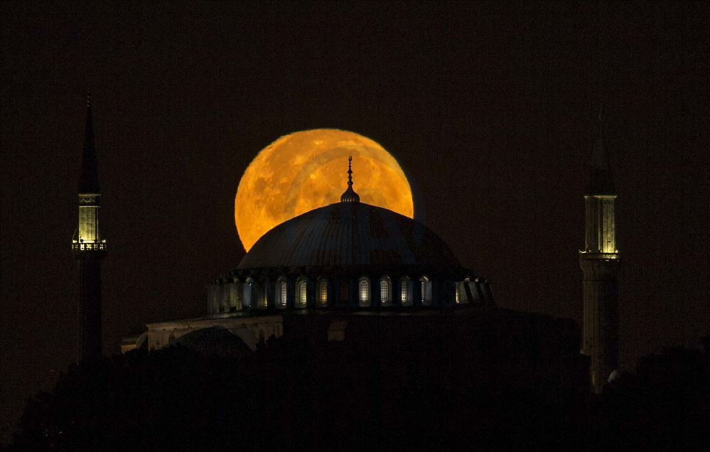 Full moon in Istanbul