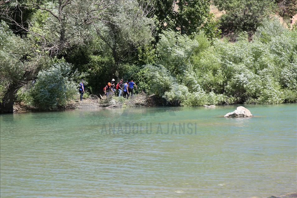 Kaybolan 4 yaşındaki Miraç'ın bulunması için çalışmalar Dicle Nehri kenarında sürüyor