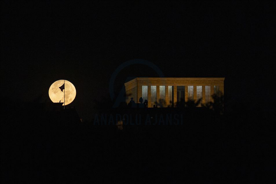 Full moon in Ankara