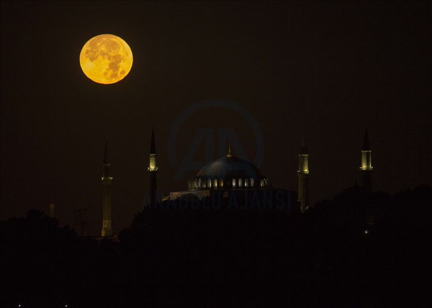 Full moon in Istanbul