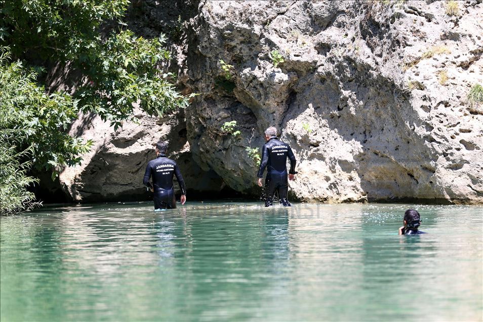 Kaybolan 4 yaşındaki Miraç'ın bulunması için çalışmalar hem karada hem de Dicle Nehri'nde sürüyor