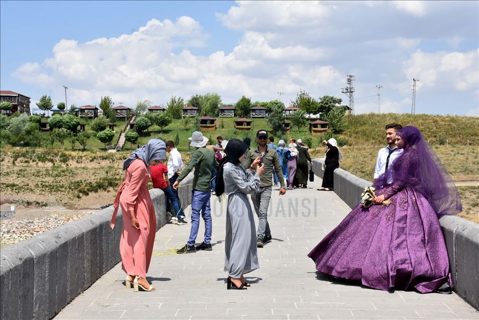 Muş'un tarihi Murat Köprüsü'nde Kurban Bayramı yoğunluğu