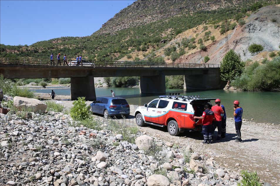 Kaybolan 4 yaşındaki Miraç'ın bulunması için çalışmalar Dicle Nehri kenarında sürüyor
