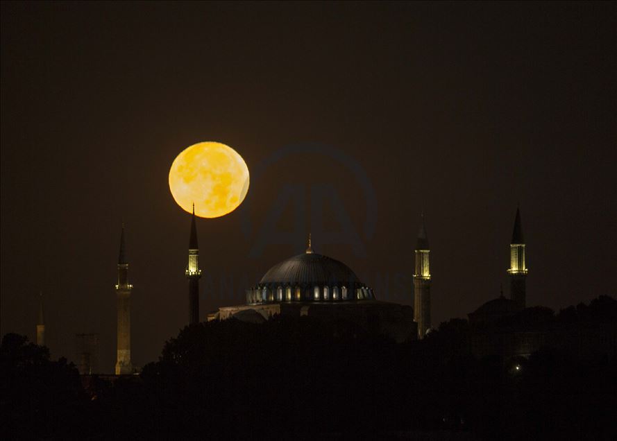 منظره زیبای ماه کامل در استانبول