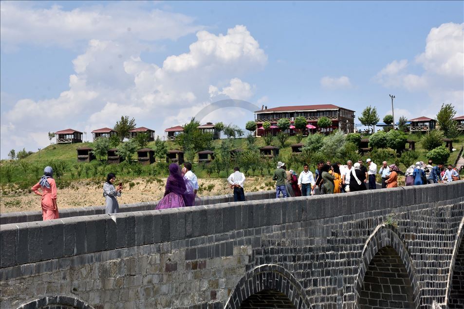 Muş'un tarihi Murat Köprüsü'nde Kurban Bayramı yoğunluğu