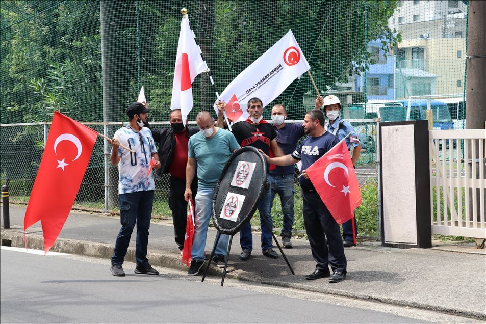 Nagoya'da FETÖ'ye ait okulun önünde protesto
