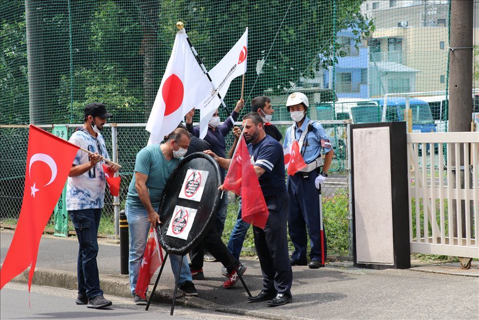 Nagoya'da FETÖ'ye ait okulun önünde protesto