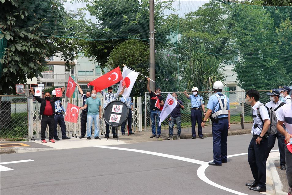 Nagoya'da FETÖ'ye ait okulun önünde protesto