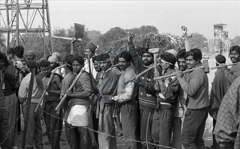 Rare photos of the demolition of historic Babri Mosque in India ...