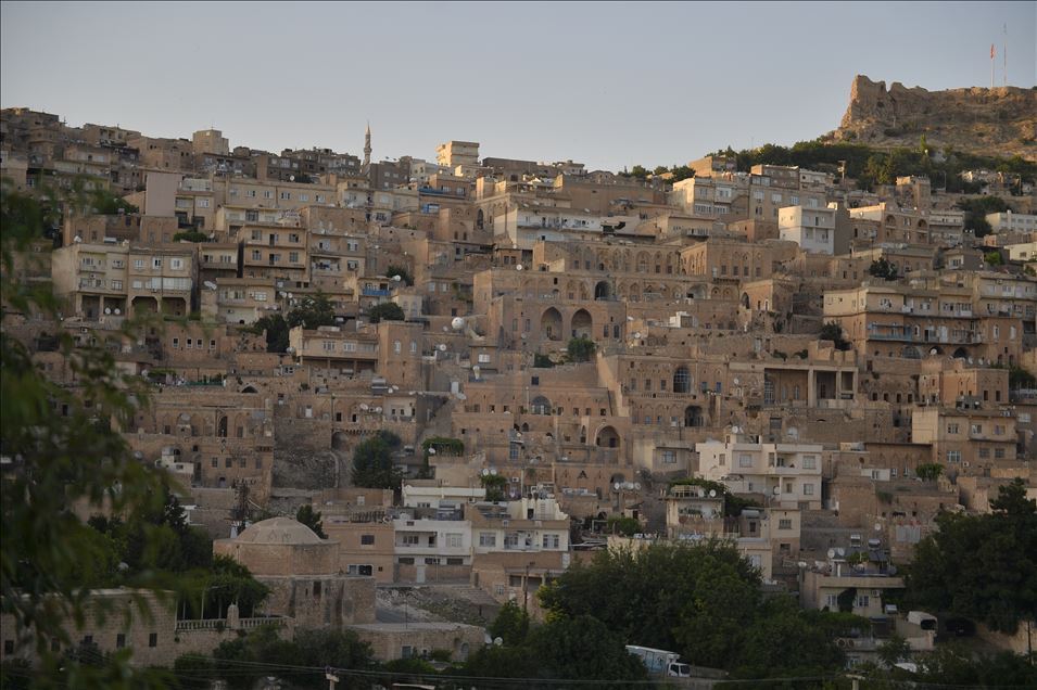 Mêrdînî bi xewa li serê xanî kêf dikin