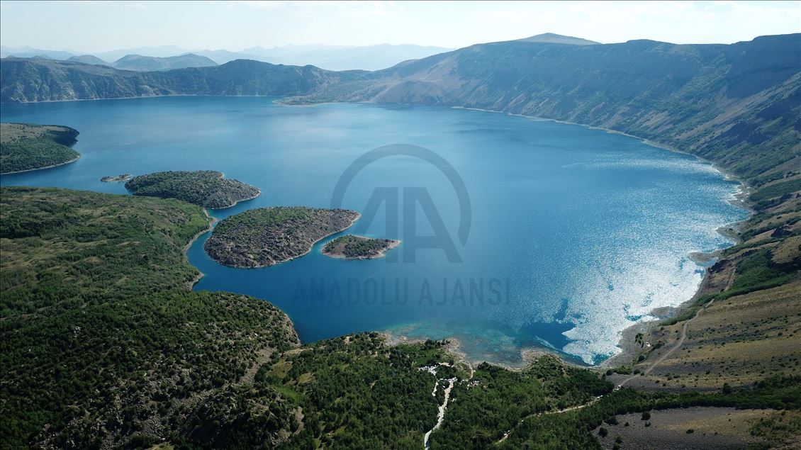 Ziyaretvanên xwecî û biyanî eleqeyê nîşanî Gola Krater a Nemrûdê didin