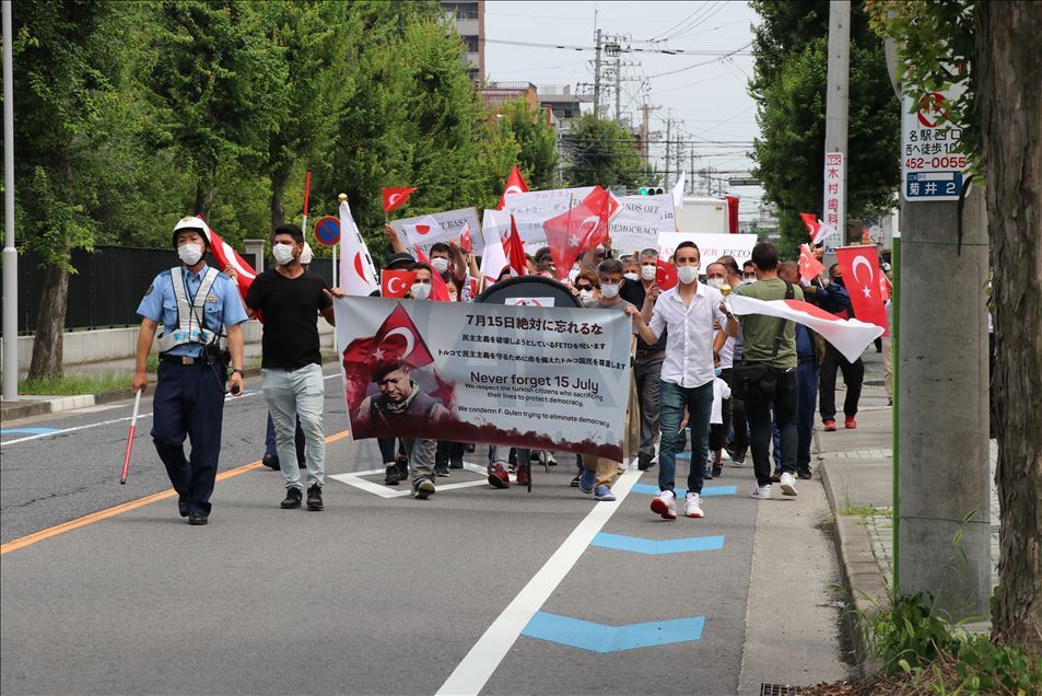 Nagoya'da FETÖ'ye ait okulun önünde protesto