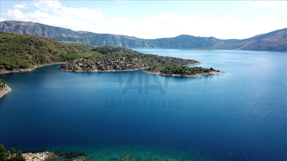 Ziyaretvanên xwecî û biyanî eleqeyê nîşanî Gola Krater a Nemrûdê didin