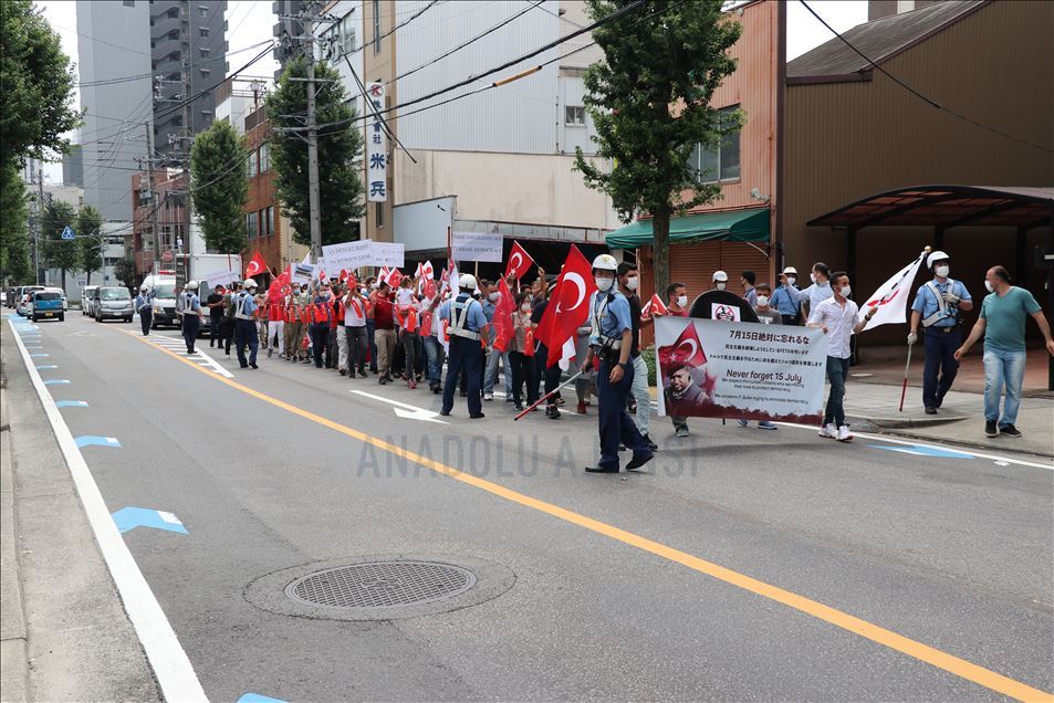 Nagoya'da FETÖ'ye ait okulun önünde protesto