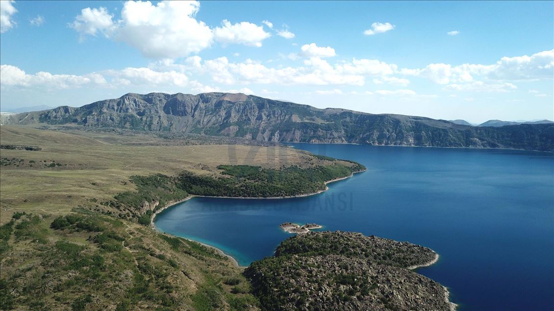 Ziyaretvanên xwecî û biyanî eleqeyê nîşanî Gola Krater a Nemrûdê didin