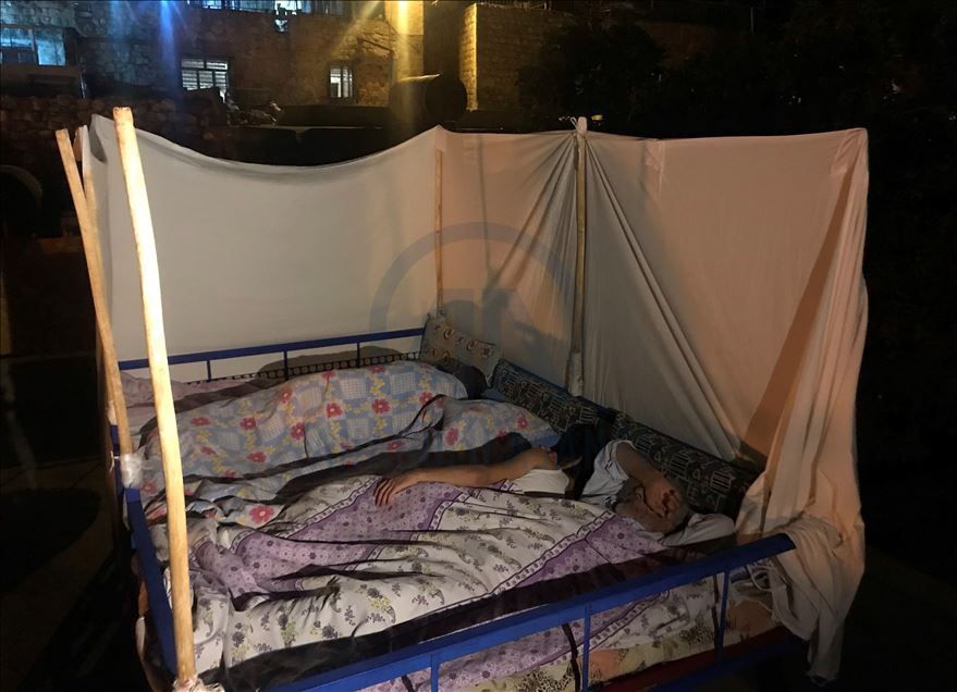 Mêrdînî bi xewa li serê xanî kêf dikin