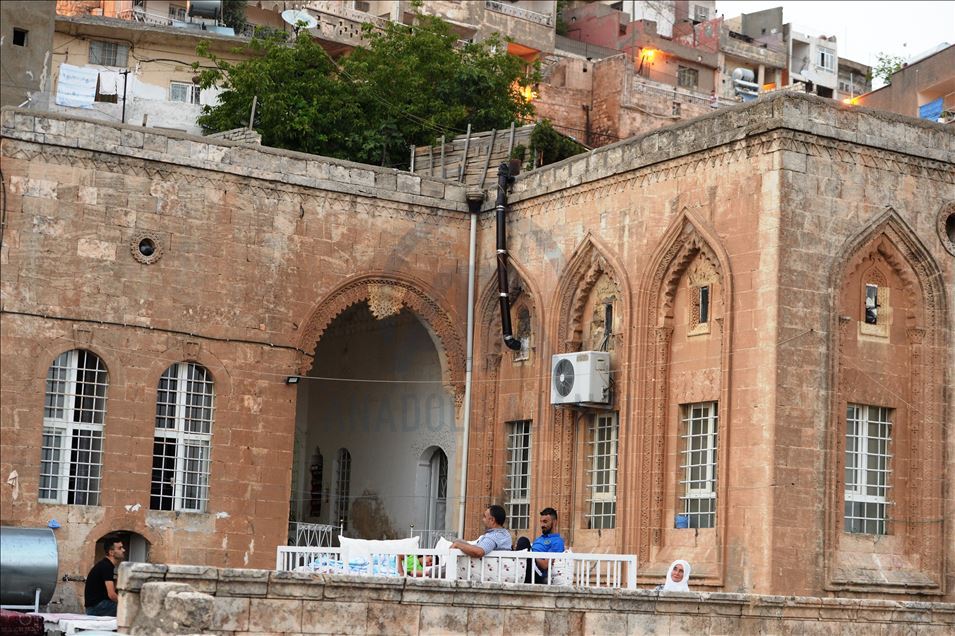 Mêrdînî bi xewa li serê xanî kêf dikin