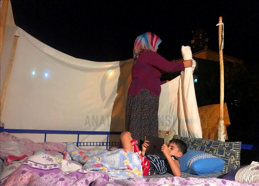 Mêrdînî bi xewa li serê xanî kêf dikin