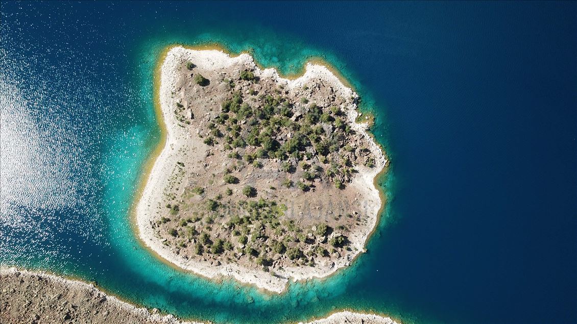 Ziyaretvanên xwecî û biyanî eleqeyê nîşanî Gola Krater a Nemrûdê didin