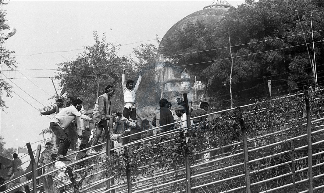 Rare photos of the demolition of historic Babri Mosque in India ...