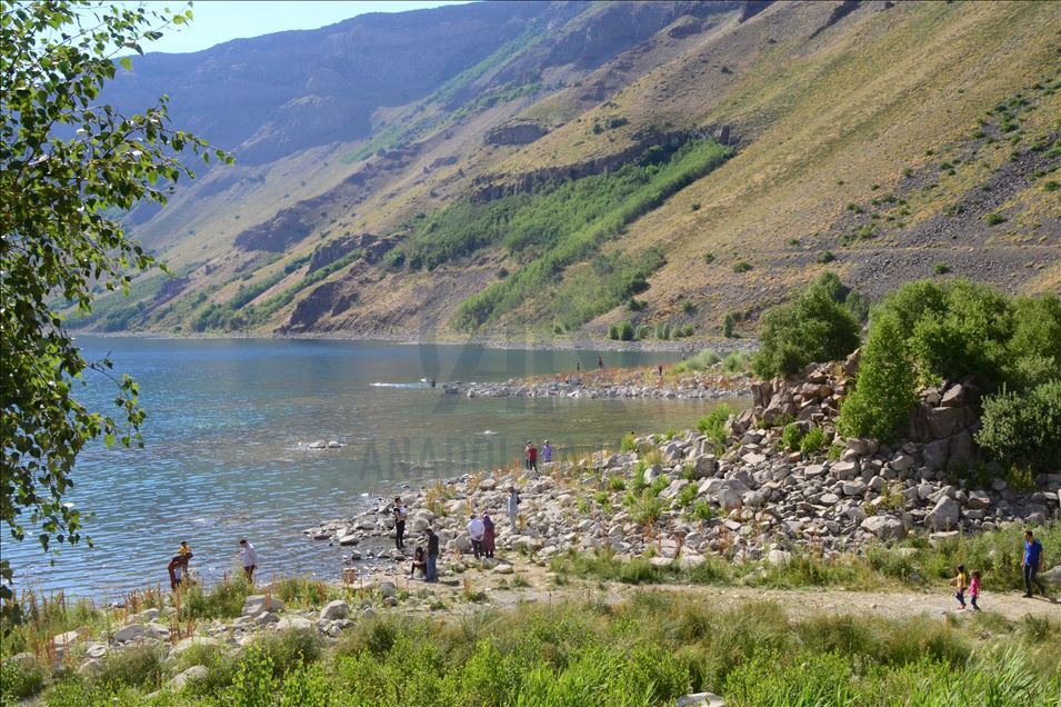 Ziyaretvanên xwecî û biyanî eleqeyê nîşanî Gola Krater a Nemrûdê didin
