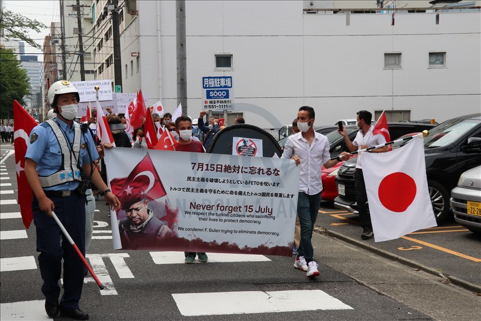 Nagoya'da FETÖ'ye ait okulun önünde protesto